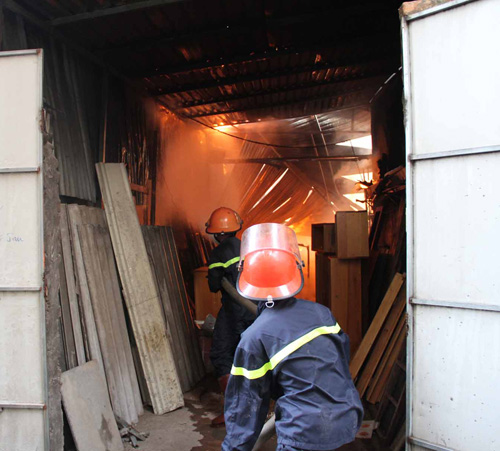 Hà Nội: Cháy lớn ở xưởng gỗ khu vực hồ Đền Lừ - 9