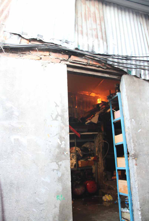 Hà Nội: Cháy lớn ở xưởng gỗ khu vực hồ Đền Lừ - 4