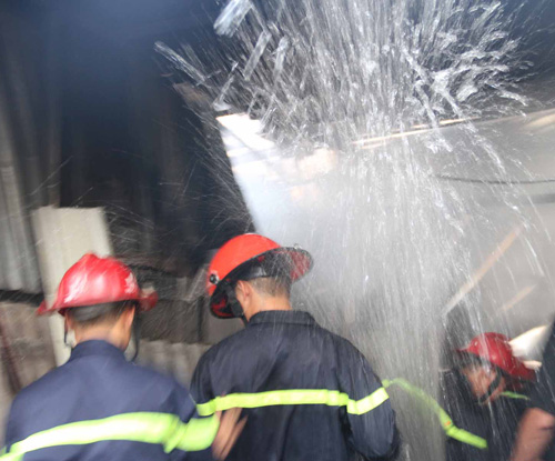 Hà Nội: Cháy lớn ở xưởng gỗ khu vực hồ Đền Lừ - 11