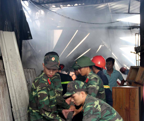 Hà Nội: Cháy lớn ở xưởng gỗ khu vực hồ Đền Lừ - 10