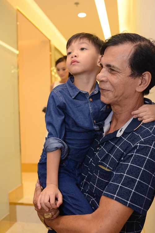 Ông ngoại đưa Subeo đi cổ vũ Hà Hồ - 5