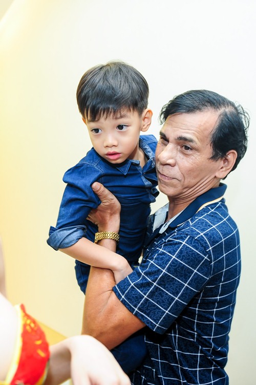 Ông ngoại đưa Subeo đi cổ vũ Hà Hồ - 7