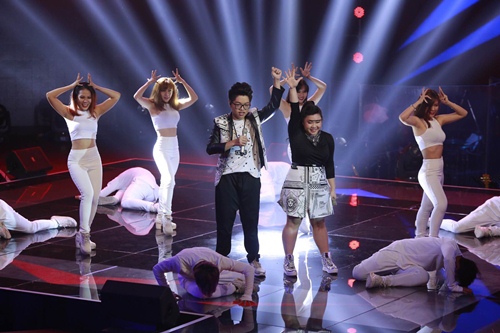 The Voice 2015: Mr Đàm loại cô gái quot;vừa ăn kẹo vừa hátquot; - 15