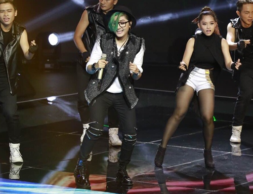 The Voice 2015: Mr Đàm loại cô gái quot;vừa ăn kẹo vừa hátquot; - 8