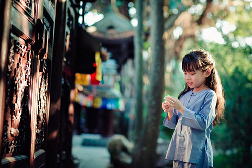 Vẻ đẹp trong veo của cô bé Phật tử trong mùa Vu Lan - 10