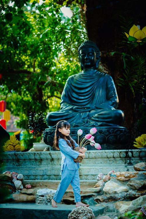 Vẻ đẹp trong veo của cô bé Phật tử trong mùa Vu Lan - 8