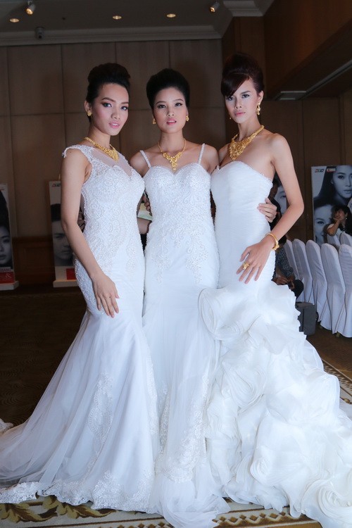 Vợ Bình Minh đẹp mặn mà bên hoa hậu Hương Giang - 10