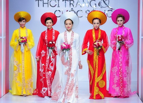 Bạn gái Trương Nam Thành quot;lẻ bóngquot; mặc váy cưới - 14