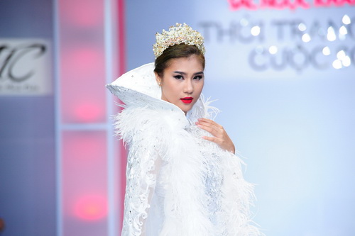 Bạn gái Trương Nam Thành quot;lẻ bóngquot; mặc váy cưới - 8