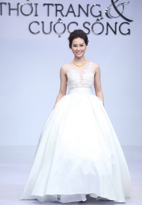 Bạn gái Trương Nam Thành quot;lẻ bóngquot; mặc váy cưới - 1