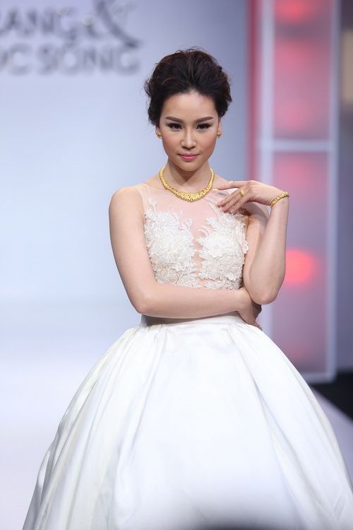 Bạn gái Trương Nam Thành quot;lẻ bóngquot; mặc váy cưới - 2