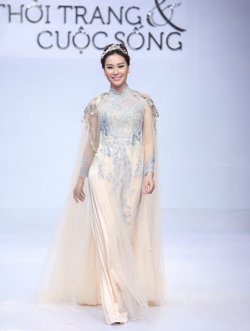Bạn gái Trương Nam Thành quot;lẻ bóngquot; mặc váy cưới - 5