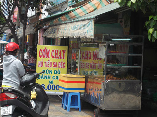Những mặt hàng “hái ra tiền” nhờ vào tháng cô hồn - 1
