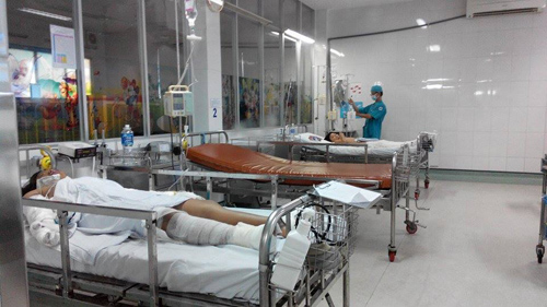 Bé gái bán vé số bị mẹ tưới xăng đốt vẫn hôn mê sâu - 1