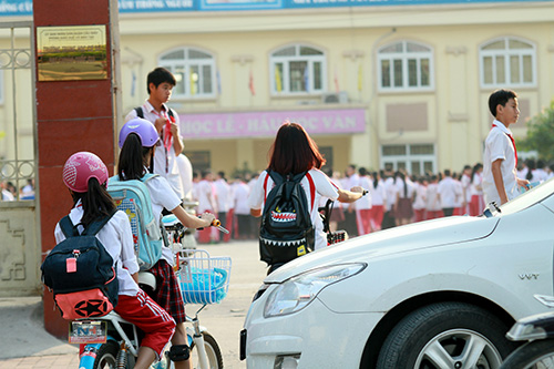 Học sinh Thủ đô lại đầu trần đi xe đạp điện - 2