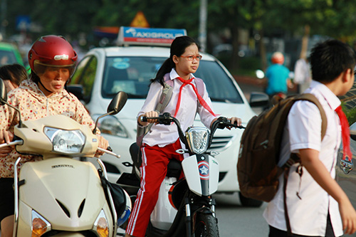 Học sinh Thủ đô lại đầu trần đi xe đạp điện - 4