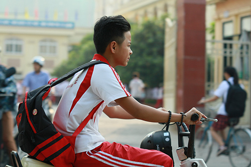 Học sinh Thủ đô lại đầu trần đi xe đạp điện - 3