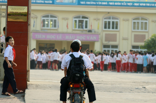 Học sinh Thủ đô lại đầu trần đi xe đạp điện - 13