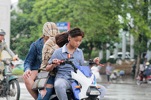 Học sinh Thủ đô lại đầu trần đi xe đạp điện - 5