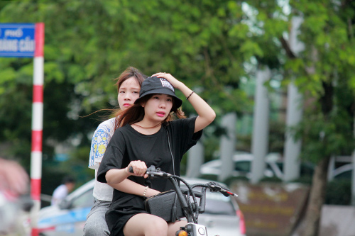 Học sinh Thủ đô lại đầu trần đi xe đạp điện - 6