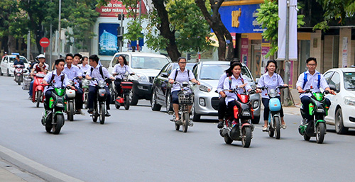 Học sinh Thủ đô lại đầu trần đi xe đạp điện - 1