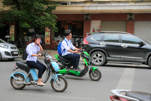 Học sinh Thủ đô lại đầu trần đi xe đạp điện - 7