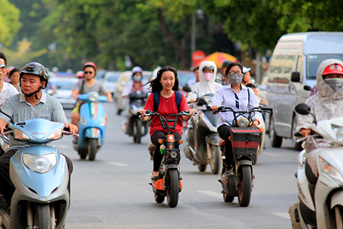Học sinh Thủ đô lại đầu trần đi xe đạp điện - 8