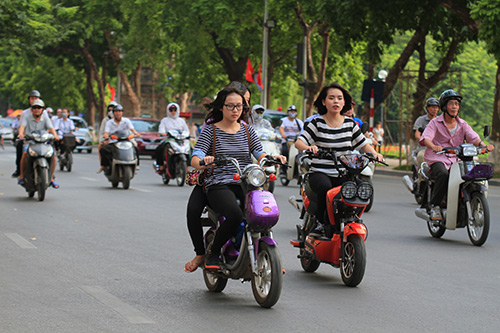 Học sinh Thủ đô lại đầu trần đi xe đạp điện - 9