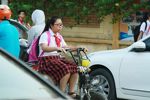 Học sinh Thủ đô lại đầu trần đi xe đạp điện - 10