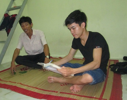 Cậu bé mồ côi tằn tiện 400 ngàn đi thi đã đậu đại học - 1