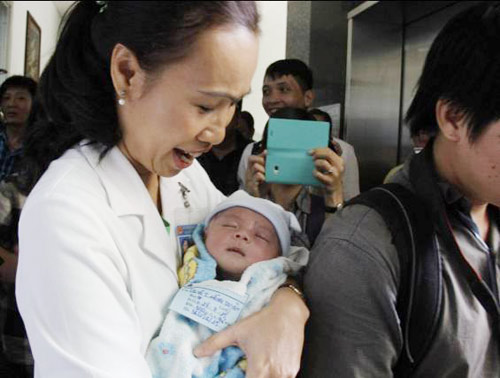 Niềm vui của gia đình bé 11 ngày tuổi bị đâm xuyên não - 1