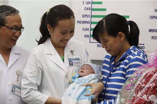 Niềm vui của gia đình bé 11 ngày tuổi bị đâm xuyên não - 2