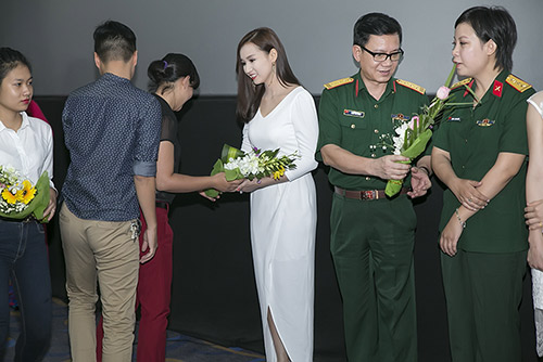 Dàn sao quot;Nhật ký Vàng Anhquot; mừng Lã Thanh Huyền ra mắt phim mới - 10
