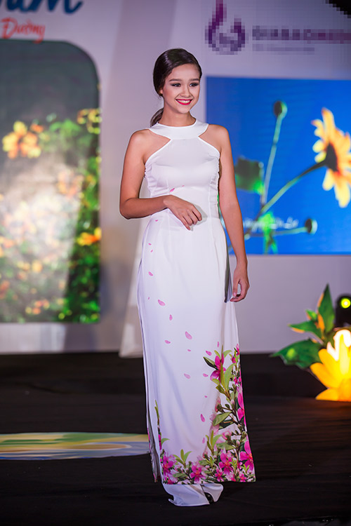 Mẫu lai Việt- Đức 13 tuổi dịu dàng trong tà áo dài - 7