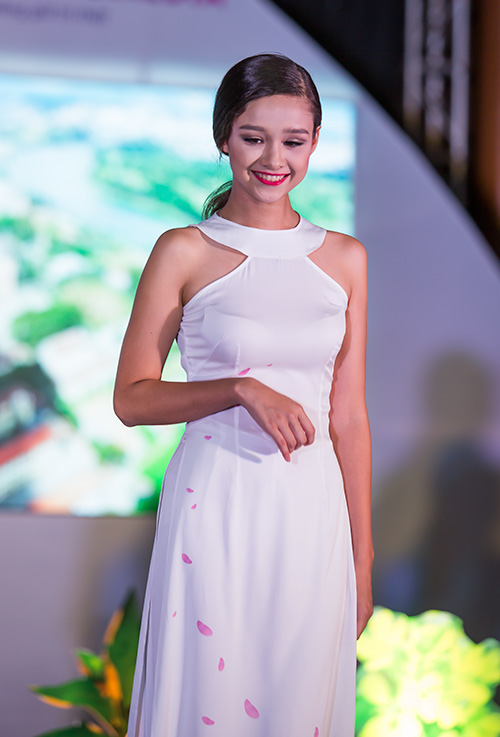 Mẫu lai Việt- Đức 13 tuổi dịu dàng trong tà áo dài - 8