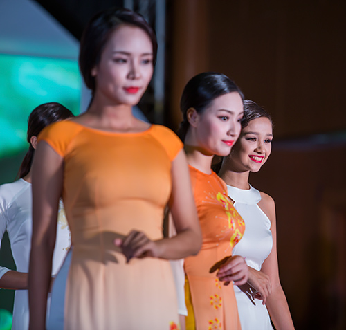 Mẫu lai Việt- Đức 13 tuổi dịu dàng trong tà áo dài - 12