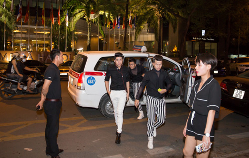 Noo Phước Thịnh bị fan quot;quâyquot; sau đêm diễn - 1