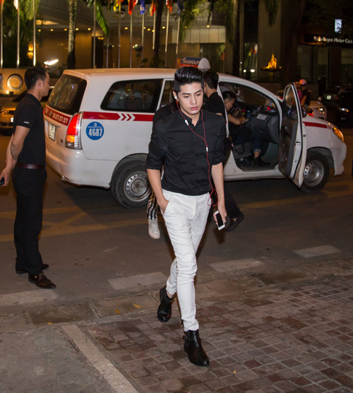 Noo Phước Thịnh bị fan quot;quâyquot; sau đêm diễn - 2