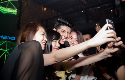 Noo Phước Thịnh bị fan quot;quâyquot; sau đêm diễn - 12