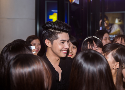 Noo Phước Thịnh bị fan quot;quâyquot; sau đêm diễn - 15