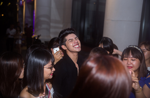 Noo Phước Thịnh bị fan quot;quâyquot; sau đêm diễn - 16