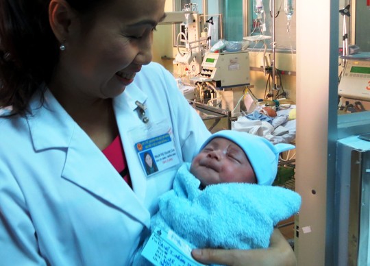 Khoảnh khắc đáng yêu lúc tạm biệt bác sĩ của bé sơ sinh bị chém - 3