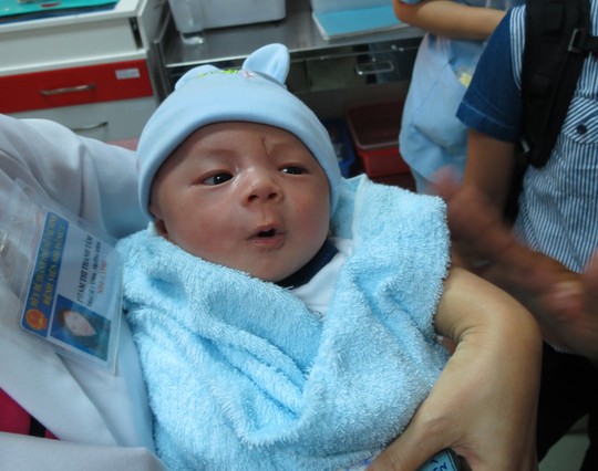 Khoảnh khắc đáng yêu lúc tạm biệt bác sĩ của bé sơ sinh bị chém - 2