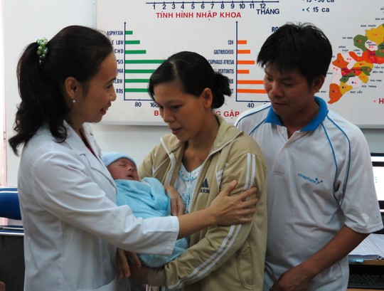 Khoảnh khắc đáng yêu lúc tạm biệt bác sĩ của bé sơ sinh bị chém - 4