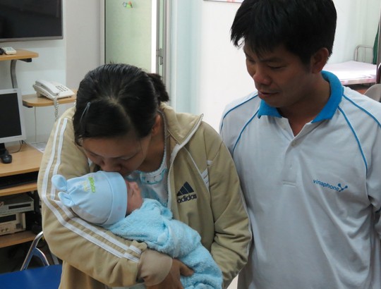 Khoảnh khắc đáng yêu lúc tạm biệt bác sĩ của bé sơ sinh bị chém - 5