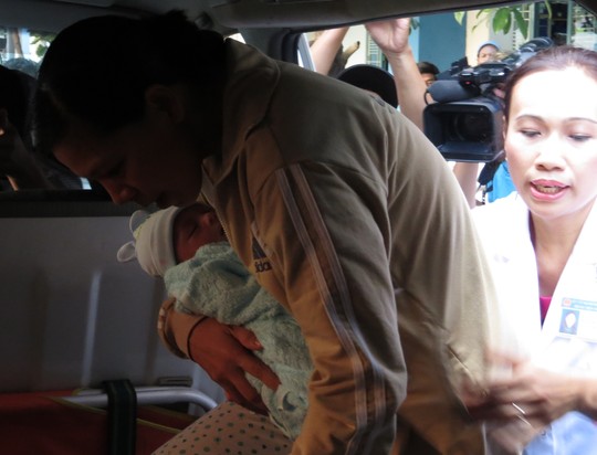 Khoảnh khắc đáng yêu lúc tạm biệt bác sĩ của bé sơ sinh bị chém - 7