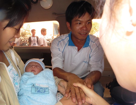 Khoảnh khắc đáng yêu lúc tạm biệt bác sĩ của bé sơ sinh bị chém - 8