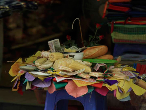 Người dân cúng chúng sinh, đốt vàng mã ngày Vu Lan - 12