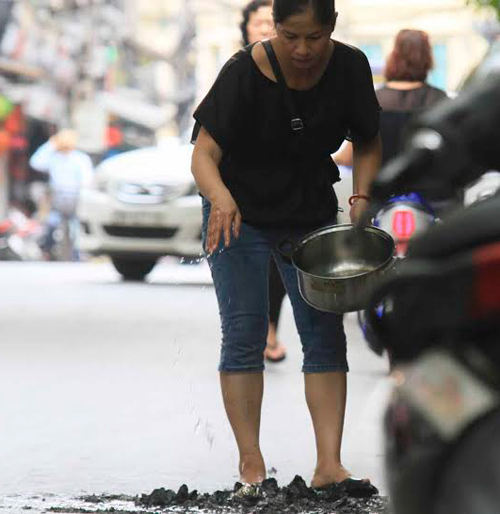 Người dân cúng chúng sinh, đốt vàng mã ngày Vu Lan - 14