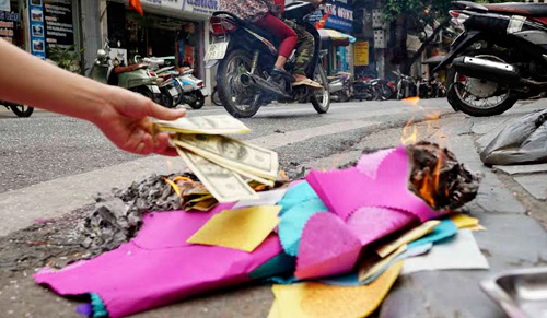 Người dân cúng chúng sinh, đốt vàng mã ngày Vu Lan - 8